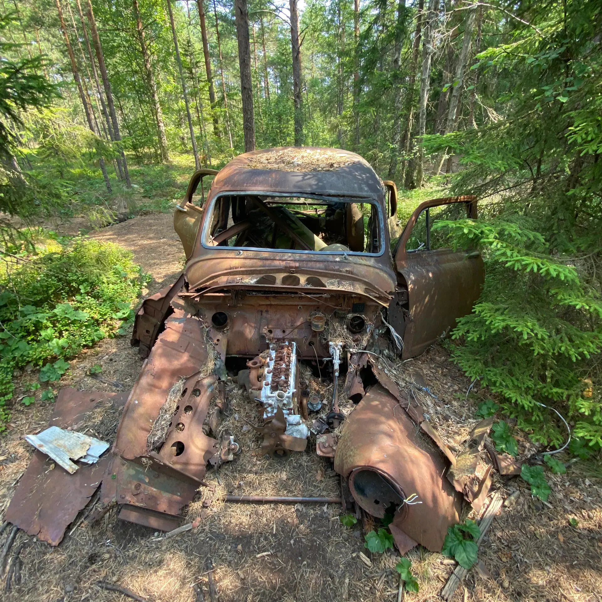 Ein altes, verfallenes und verrostetes Fahrzeug