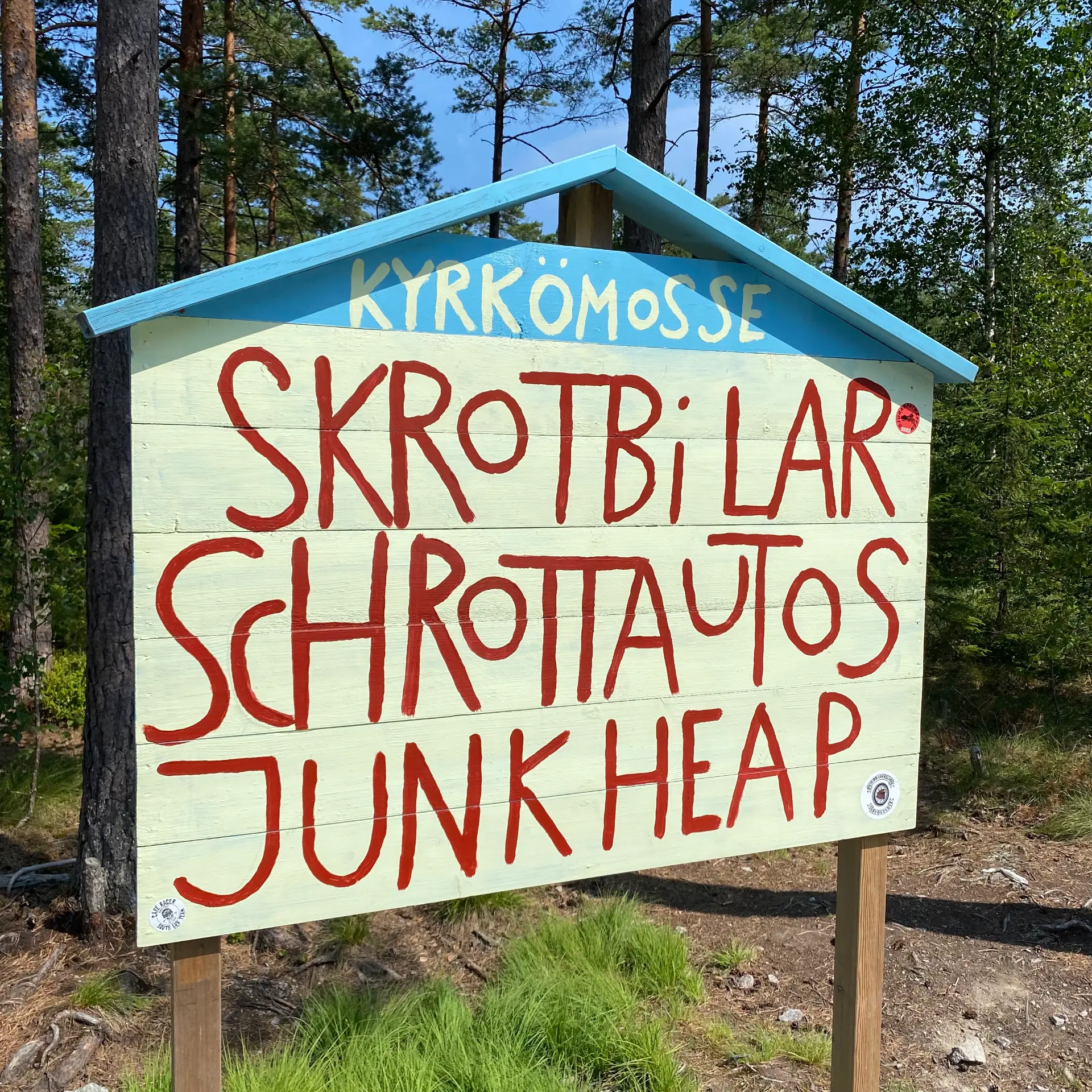 Das Schild für den Autofriedhof Kyrkö Mosse
